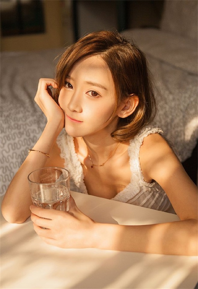 Finally, when it was late, she pushed Jinxuexi to rest, so she lay in bed and looked at the ceiling in a daze, and her ears pricked up. She waited for Jiang Junyue’s sixth sense to tell her that he must have gone far this time.